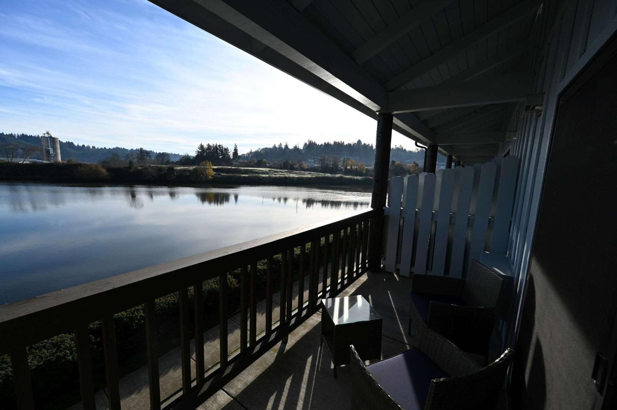 Edgewater Inn And Suites, Ascend Hotel Collection Coos Bay Bagian luar foto