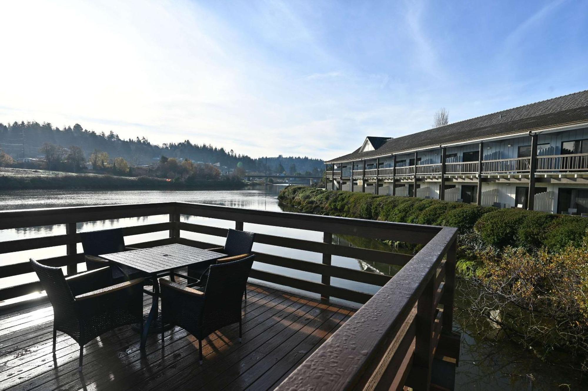 Edgewater Inn And Suites, Ascend Hotel Collection Coos Bay Bagian luar foto