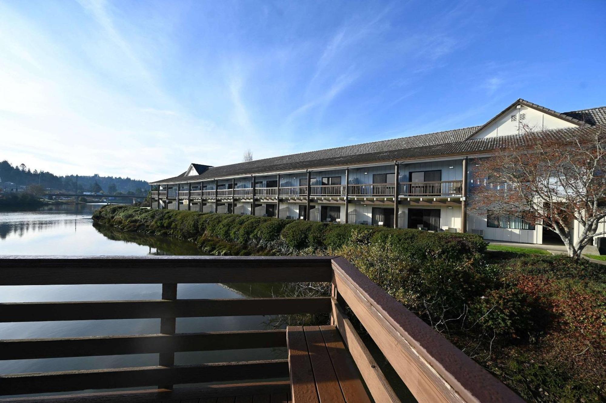 Edgewater Inn And Suites, Ascend Hotel Collection Coos Bay Bagian luar foto