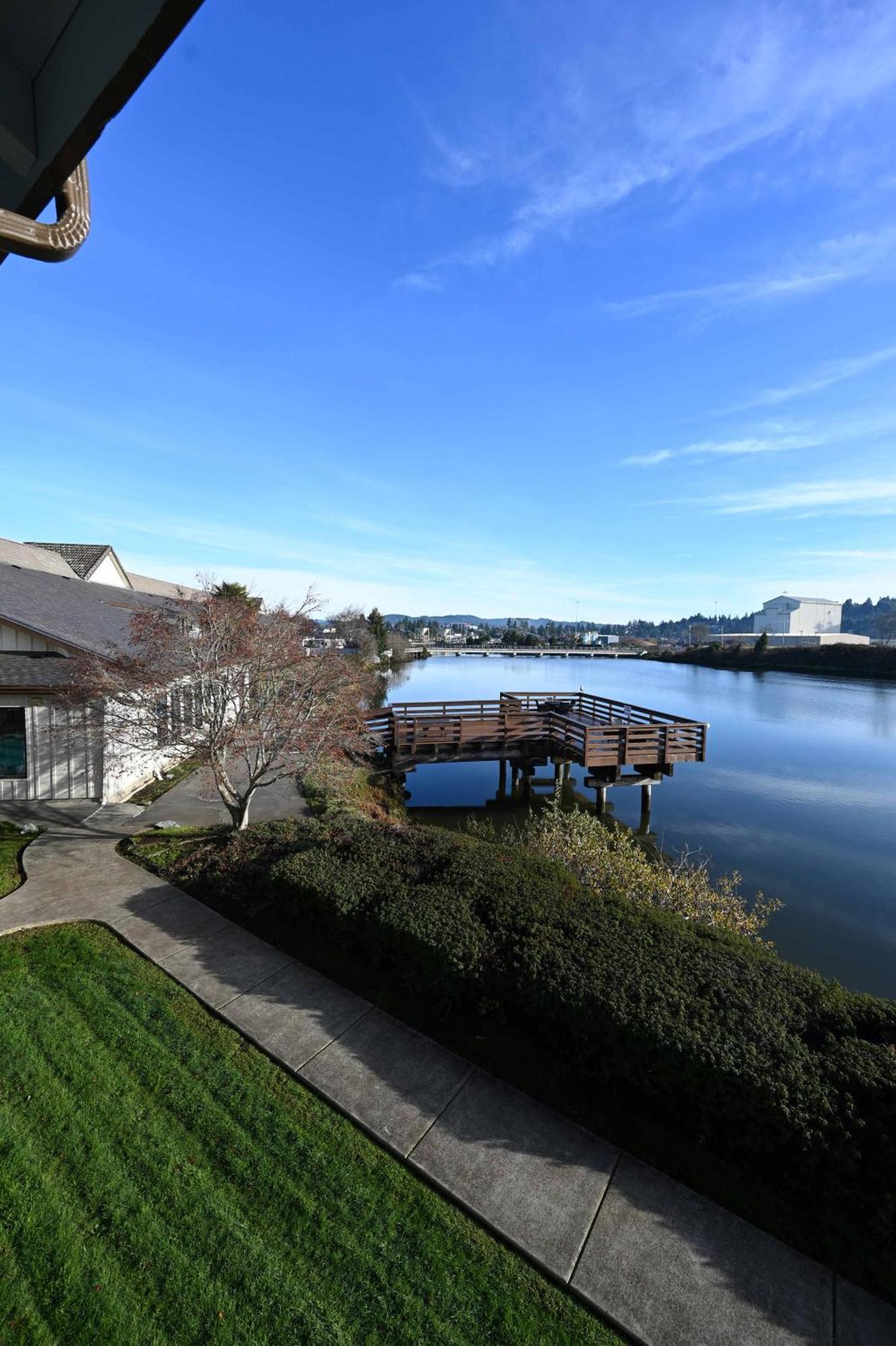 Edgewater Inn And Suites, Ascend Hotel Collection Coos Bay Bagian luar foto